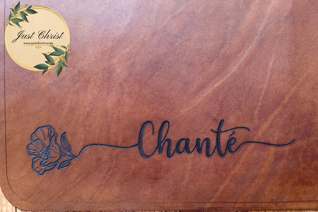 A corner of the deskpad is shown on the image, demonstrating the name on the stem of a flower "Chante".